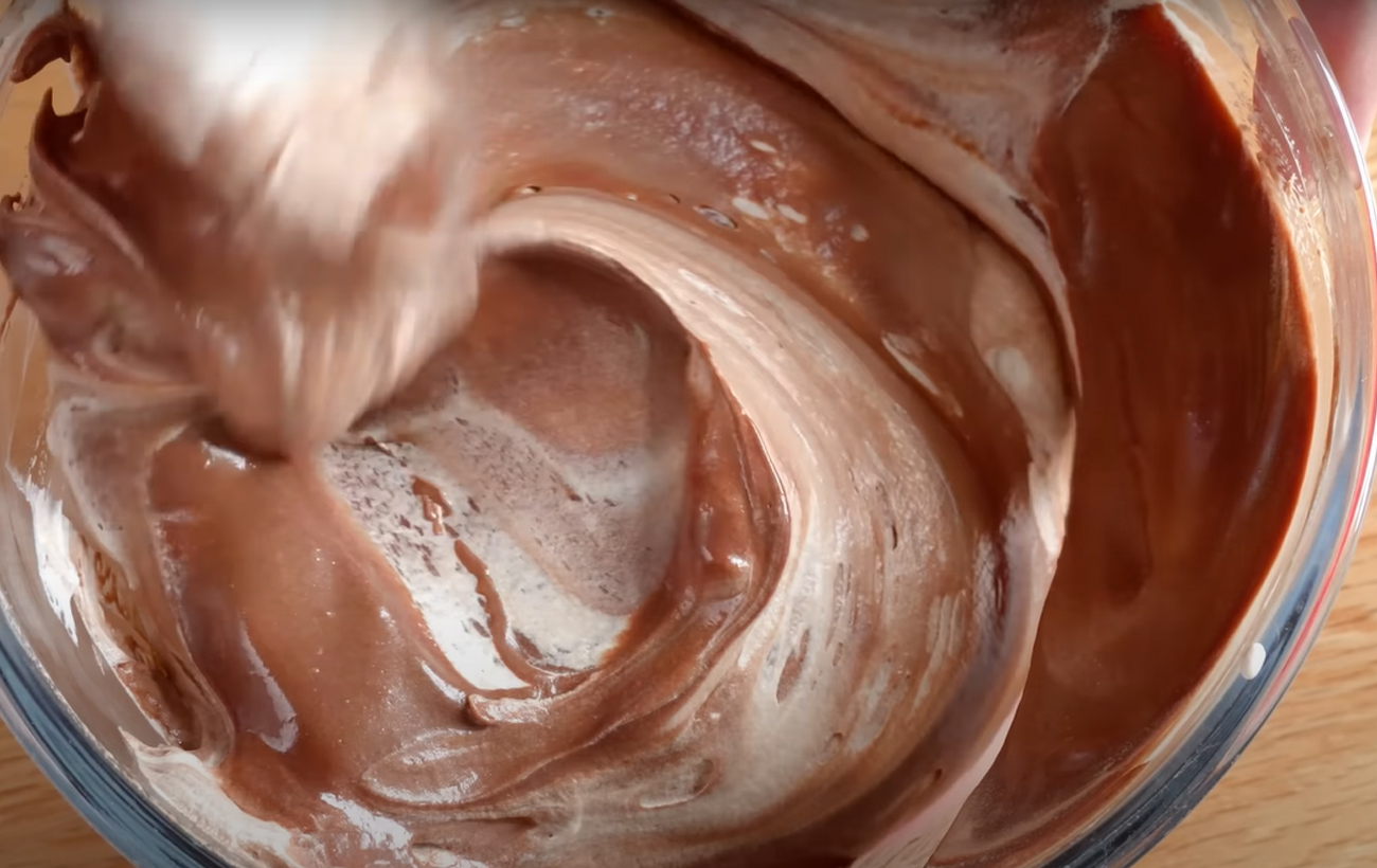 Ефектне тістечко з шоколадним мусом: простий рецепт без випікання